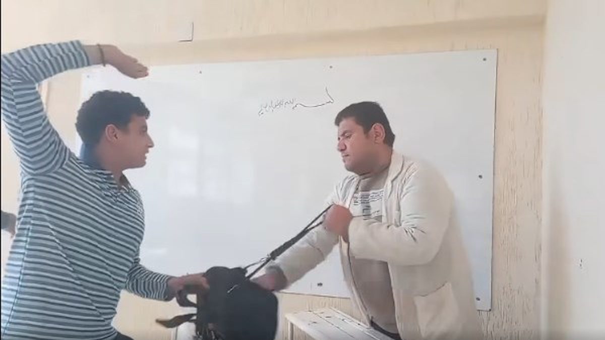فيديو صادم داخل مدرسة بالقليوبية.. طلاب يعتدون على مدرس وينشرون الواقعة «بغرض المزاح !!